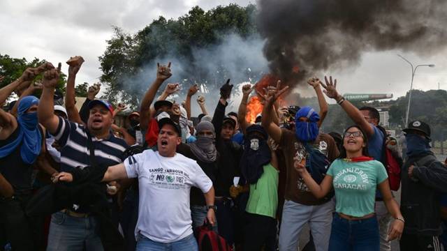 fuori_limperialismo_dal_venezuela